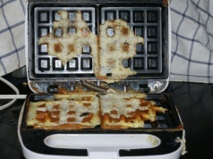 Włóż kawałek do gofrownicy, a wyczyści się sama. Wystarczą 2 minuty