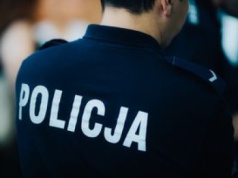 Byli zamaskowani, ale ofiara rozpoznała. Policjanci z zarzutami