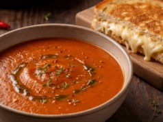 ​Pieczona papryka i karmelizowane pomidory, czyli aksamitny krem z serowym tostem