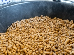 Pellet zniknął z półek. To wynik mrozów? "Ludzie rzucili się na hurtownie"