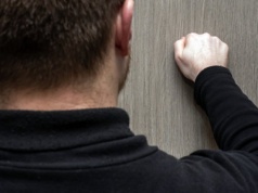 Nowe oszustwo w blokach. Nie wpuszczaj, bo niby chcą "skontrolować" mieszkanie