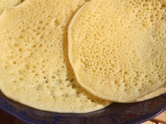 Naleśniki "tysiąca dziurek" szybko znikają ze stołu. Tak robią je Marokańczycy