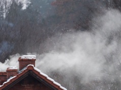 Czyste Powietrze szoruje po dnie. Polska oddycha zimowym smogiem
