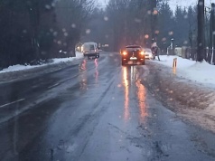 Gołoledź na DW820 w Rogóźnie. „Lód na jezdni, kierowcy utknęli, mieszkańcy sami sypią piasek”