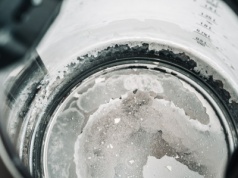 Wyjmij z szafki i wsyp do czajnika. Pozbędziesz się kamienia co do cna