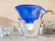 Pijesz to codziennie. Filtr może nie chronić przed mikroplastikiem