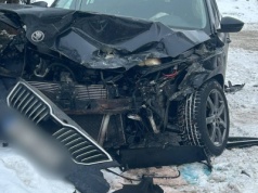 Skoda wjechała pod ciężarówkę na drodze wojewódzkiej. Wyglądało to fatalnie