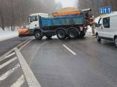 Zablokowana DW835. Piaskarki mają problem z podjazdami, pojazdy stoją na trasie Lublin – Biłgoraj