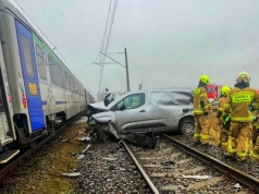 Osobówka uderzona przez dwa pociągi  (ZDJĘCIA)