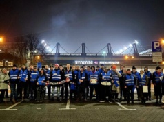 Niebieskie kamizelki pod stadionem Wisły. Na meczu było blisko 21 tysięcy kibiców