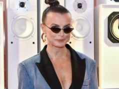 Zapozowała w futrze i rajstopach. "Ale nogi!"