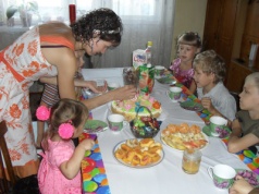 "Wyprawiam córce roczne urodziny. Chcę poprosić gości o pieniądze, ale nie wiem, czy wypada"