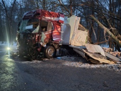Ciężarówka wypadła z drogi w Przytocznie. Kierowca w szpitalu, wielogodzinne utrudnienia