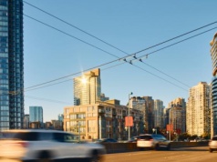 Król jest jeden. Samochód zmiażdżył transport publiczny w unijnym raporcie