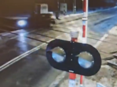 Pijany i z dożywotnim zakazem wjechał na tory kolejowe i utknął. Obok pijana pasażerka