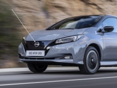 Nissan Ariya i stary Nissan Leaf (od 2022) mają świecące logotypy z przodu. U nas: nieaktywne. Ale da się je włączyć
