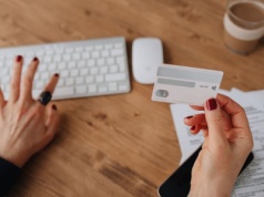 Nigdy nie zapisuj danych karty płatniczej w przeglądarce. Lepiej zrób to