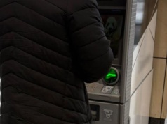 Kraków. Wypłacał pieniądze z oszustwa BLIK w galerii – wpadł przy bankomacie