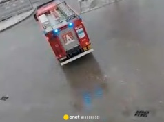 Wóz strażacki nagle zaczął się ślizgać. Druhowie ruszyli na ratunek