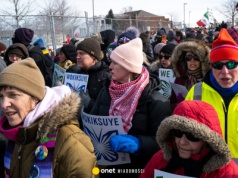 Miesiąc od strzelaniny w Minneapolis. W stronę policji poleciały butelki