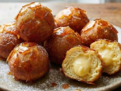 Nadziewane pączki w karmelowym szkle. Serowa alternatywa dla drożdżowego klasyka