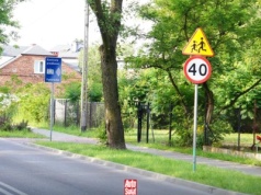 Hamować przed ograniczeniem czy po? Od którego miejsca trzeba stosować się do ograniczeń, by nie dostać mandatu?