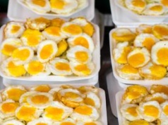 Większość nie wie, jakie jajka są najzdrowsze. Długo zalegają w sklepach, bo Polacy je omijają