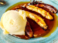 Stare banany zmienią się na patelni w spektakularny deser. Szybki i prosty sposób na pyszną przekąskę