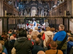 Spóźniłeś się na mszę? Kościół wyjaśnia, kiedy to grzech