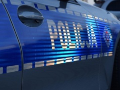 Siedział w samej bieliźnie w samochodzie. Jego znajoma kradła kurtki