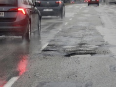 Wjechałeś w dziurę w jezdni? Staraj się o odszkodowanie