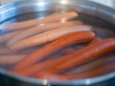 Wlej 1 łyżkę do wody i włóż parówki. Nie popękają w czasie gotowania i będą smaczniejsze