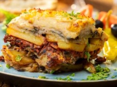 Na składniki nie wydasz fortuny, a nakarmisz całą rodzinę. Bułgarska zapiekanka z mięsną wkładką