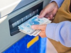 Polacy zabierają pieniądze z banków. Dlaczego? Eksperci tłumaczą