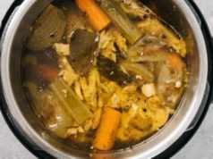 Ugotuj zamiast zwykłego rosołu. Stawy przestaną strzelać, a skóra będzie jak po botoksie