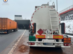 Przewozili materiały niebezpieczne trasą S2 i utknęli przed tunelem POW. Szybka reakcja służb zapobiegła zagrożeniu