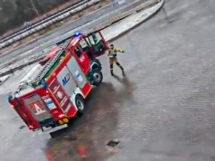 Niebezpieczny wyjazd z JRG. Plac zamienił się w lodowisko