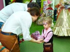 Przed urodzinami dziecka wysyła każdemu listę. "Nie chcę zagracać domu"