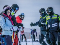 „Kręci mnie bezpieczeństwo w zimie”. Policja przypomina zasady bezpiecznych ferii w Polsce