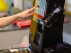 Kasy samoobsługowe zabierają pracę. Są niepokojące dane