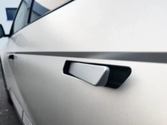 Zawsze irytuje mnie to w nowych autach. Chińczycy odgórnie zrobią z tym porządek