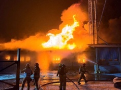 Płonie hala ze zbożem w Cieninie Zabornym. Strażacy walczą z ogniem