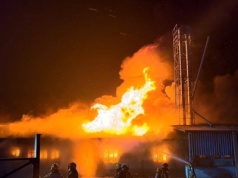 Strażacy walczą z pożarem hali w Wielkopolsce. Obiekt wypełniony zbożem