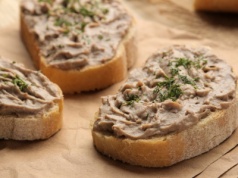 Ta pasta kanapkowa jest tania, zdrowa i gotowa w 10 minut. Wystarczy 5 składników