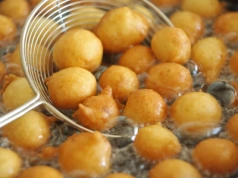 Co zrobić z olejem po smażeniu? Tłusty Czwartek i błąd, który niszczy rury