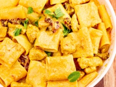 Makaron z kurczakiem w sosie curry