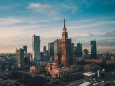 Utrudnienia na drugiej linii metra. Na stacjach ustawiono wiadra