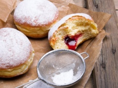 Co zrobić z olejem po smażeniu pączków? Połowa Polaków popełnia błąd