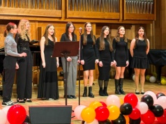 Uczniowie z Raciborza zorganizowali świąteczny koncert charytatywny dla 10-letniej Leny