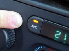 Czy zimą powinno się używać klimatyzacji w aucie?